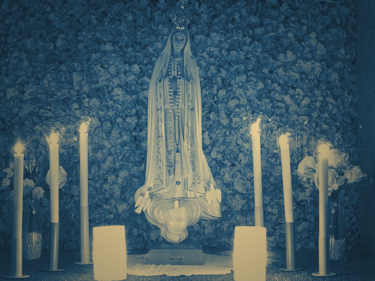 Nicho de Nossa Senhora de Fátima, com velas acesas e fundo de flores, no antigo depósito de água da Filha Boa (imagem tratada a partir da fotografia original)